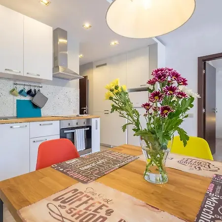 Quiet & Airy Modern Apt. Centre Free Parking *