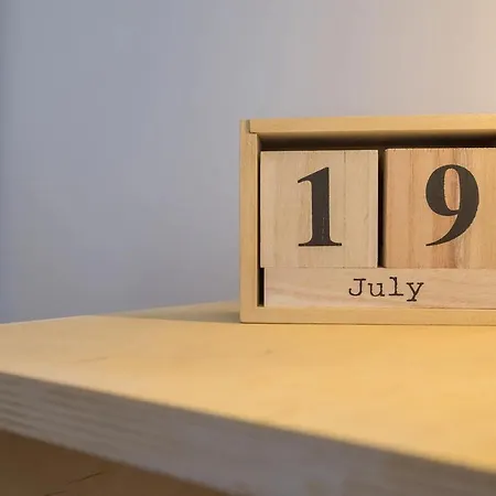 Quiet & Airy Modern Apt. Centre Free Parking *