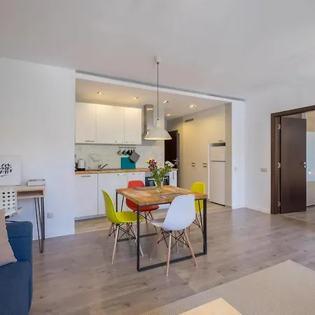 Apartment Quiet & Airy Modern Apt. Centre Free Parking