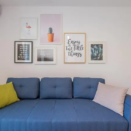 Quiet & Airy Modern Apt. Centre Free Parking Apartment