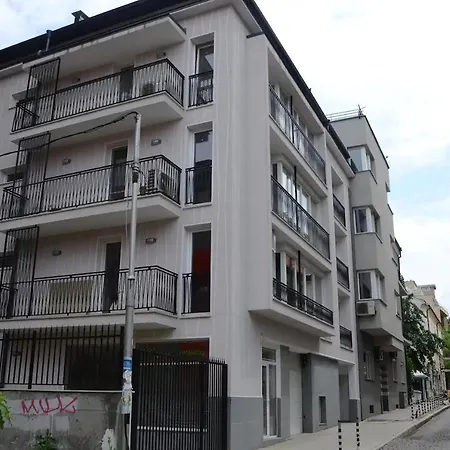 Quiet & Airy Modern Apt. Centre Free Parking