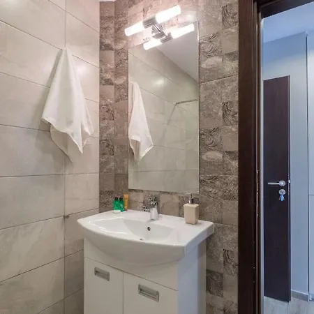 Quiet & Airy Modern Apt. Centre Free Parking Apartment