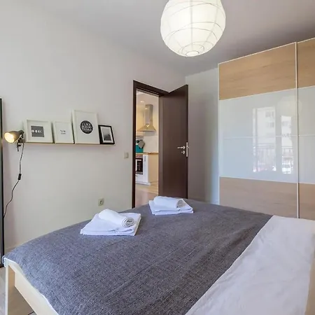 Quiet & Airy Modern Apt. Centre Free Parking *