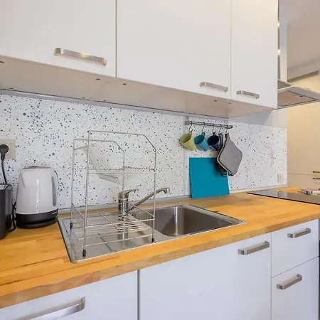 Quiet & Airy Modern Apt. Centre Free Parking Apartment