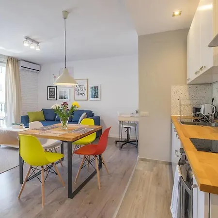 Apartment Quiet & Airy Modern Apt. Centre Free Parking *