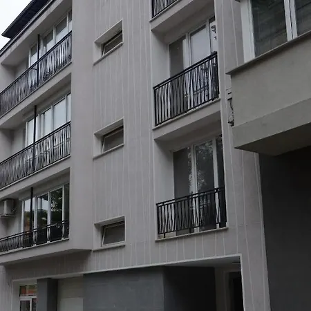 Quiet & Airy Modern Apt. Centre Free Parking