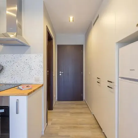 Quiet & Airy Modern Apt. Centre Free Parking