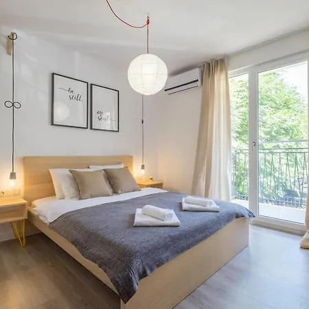 Quiet & Airy Modern Apt. Centre Free Parking Apartment *