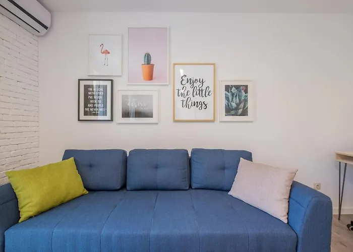 Quiet & Airy Modern Apt. Centre Free Parking Apartment