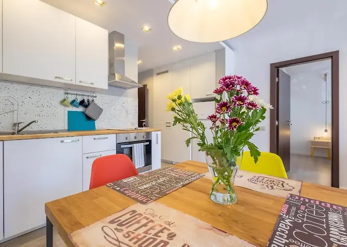 Quiet & Airy Modern Apt. Centre Free Parking *