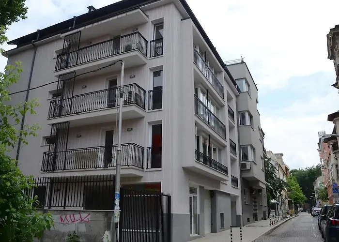 Quiet & Airy Modern Apt. Centre Free Parking