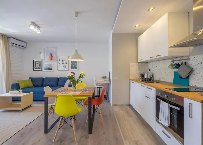 Quiet & Airy Modern Apt. Centre Free Parking *