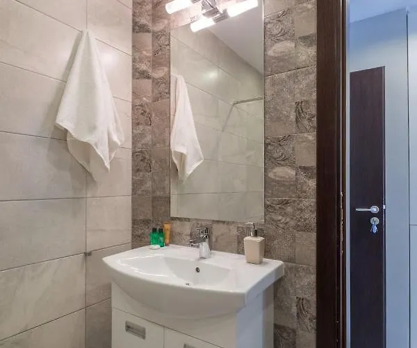 Quiet & Airy Modern Apt. Centre Free Parking Apartment