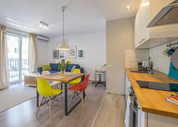 Apartment Quiet & Airy Modern Apt. Centre Free Parking *