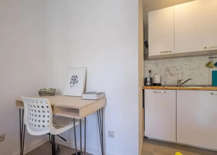 Quiet & Airy Modern Apt. Centre Free Parking *