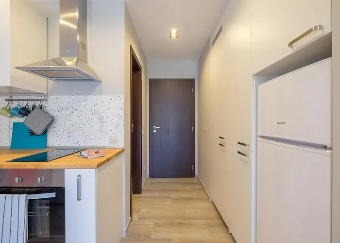 Quiet & Airy Modern Apt. Centre Free Parking