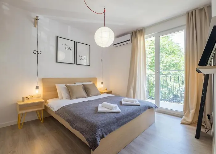 Quiet & Airy Modern Apt. Centre Free Parking Apartment *