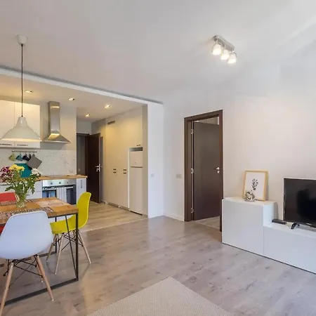 Quiet & Airy Modern Apt. Centre Free Parking * Sofie