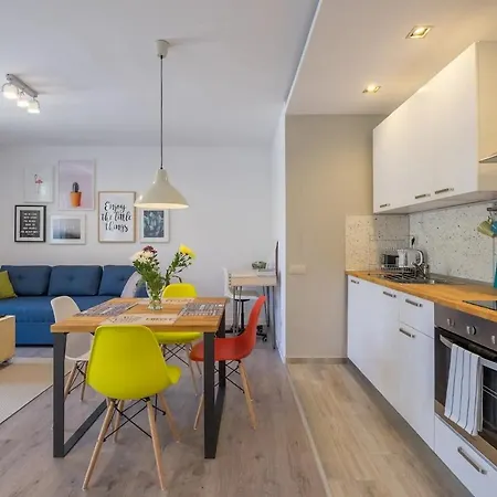 Quiet & Airy Modern Apt. Centre Free Parking *