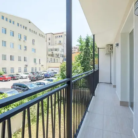 Quiet & Airy Modern Apt. Centre Free Parking