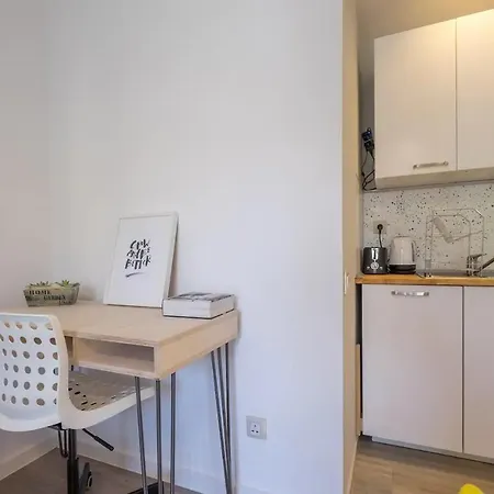 Quiet & Airy Modern Apt. Centre Free Parking *