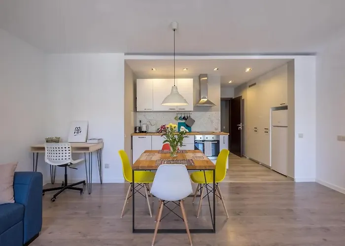 Quiet & Airy Modern Apt. Centre Free Parking Апартаменты *