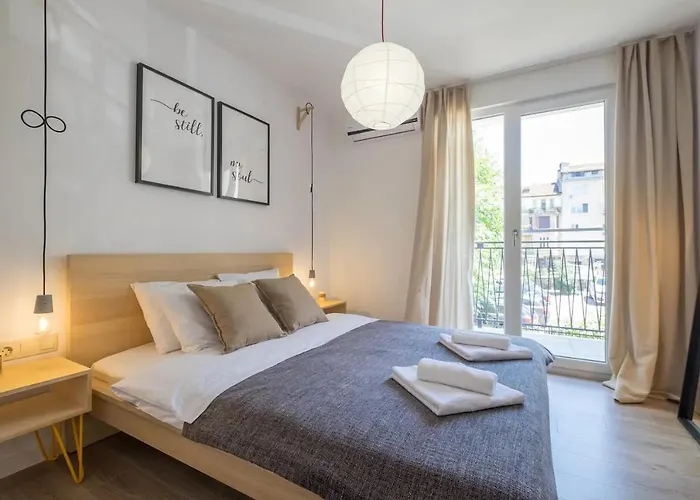 Quiet & Airy Modern Apt. Centre Free Parking Апартаменты