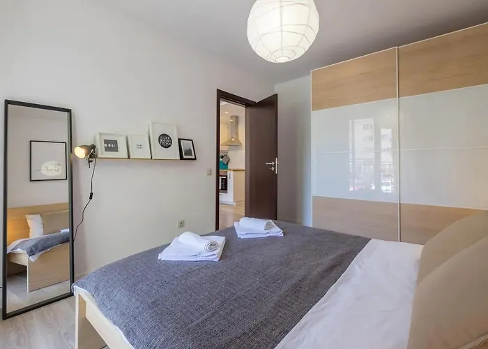 Quiet & Airy Modern Apt. Centre Free Parking *