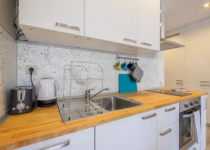 Quiet & Airy Modern Apt. Centre Free Parking Апартаменты