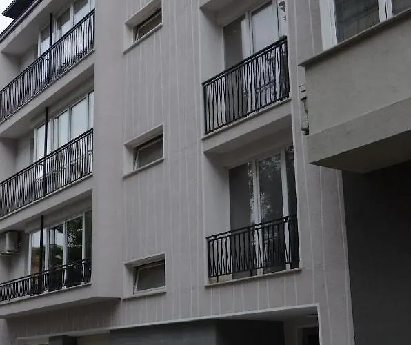 Quiet & Airy Modern Apt. Centre Free Parking