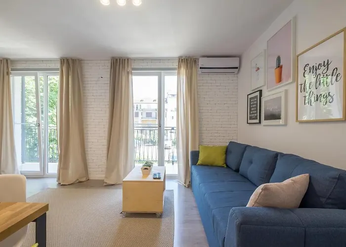 Апартаменты Quiet & Airy Modern Apt. Centre Free Parking *