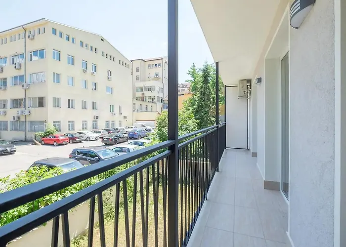 Quiet & Airy Modern Apt. Centre Free Parking