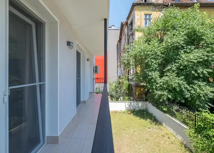 Апартаменты Quiet & Airy Modern Apt. Centre Free Parking