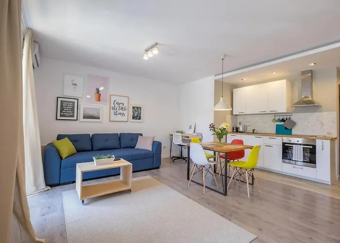 Апартаменты Quiet & Airy Modern Apt. Centre Free Parking